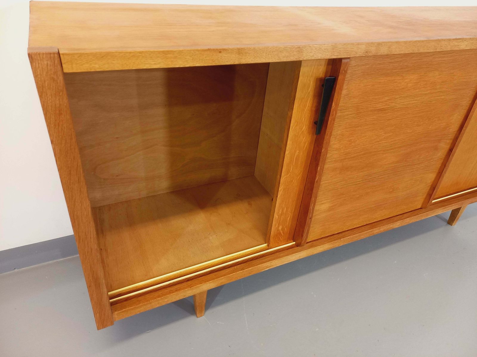 photo for sale Buffet en chêne, années 1960, moderniste