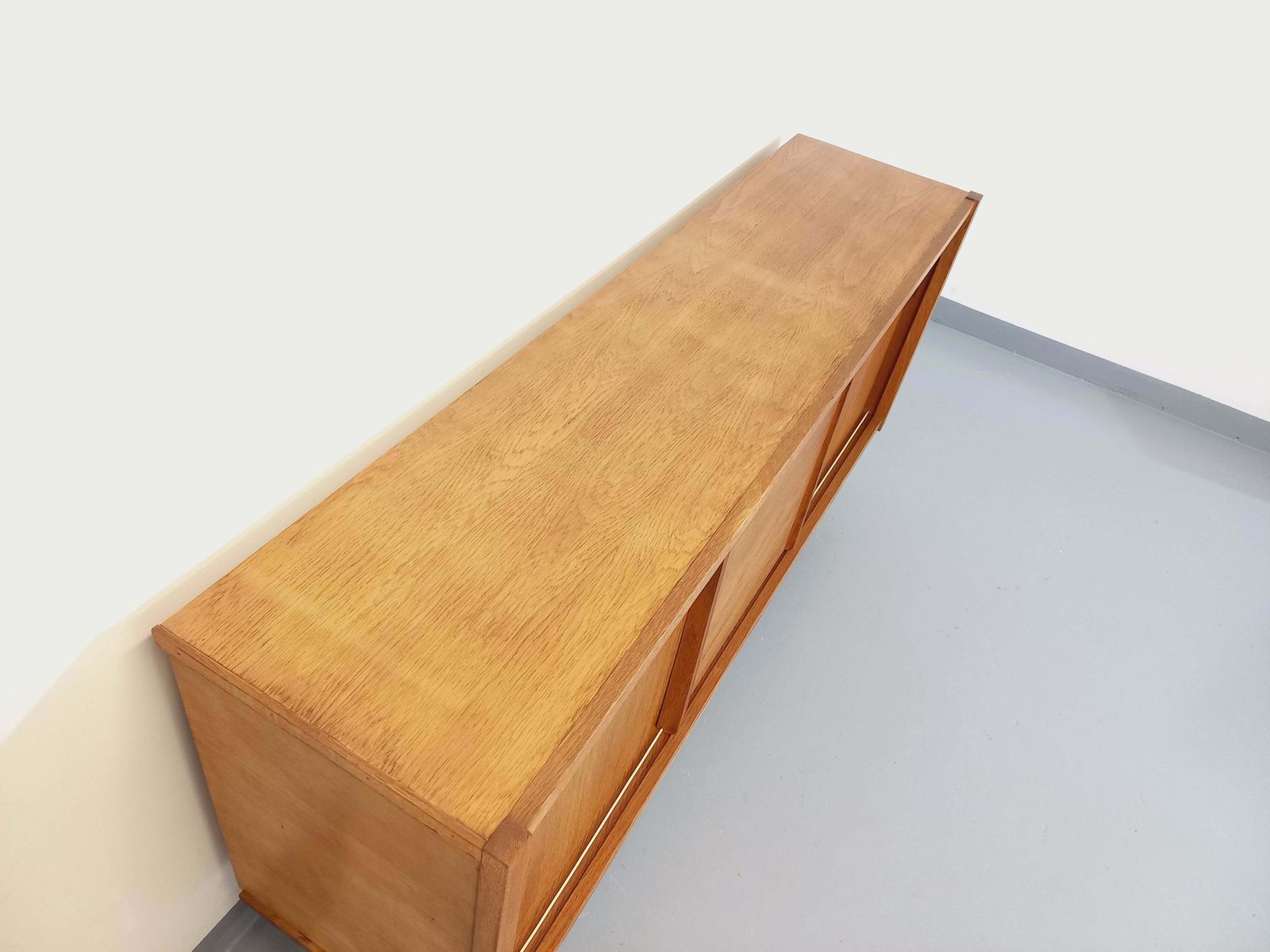 photo furniture Buffet en chêne, années 1960, moderniste