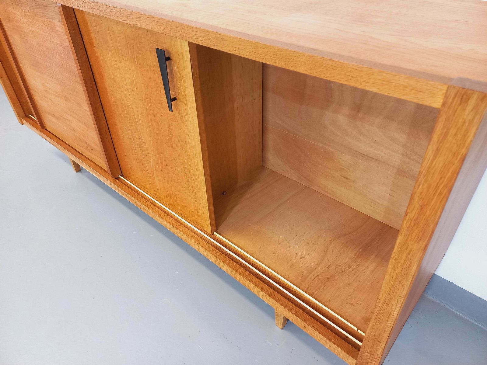 1932.0 Eiken dressoir, jaren 1960, modernistisch photo