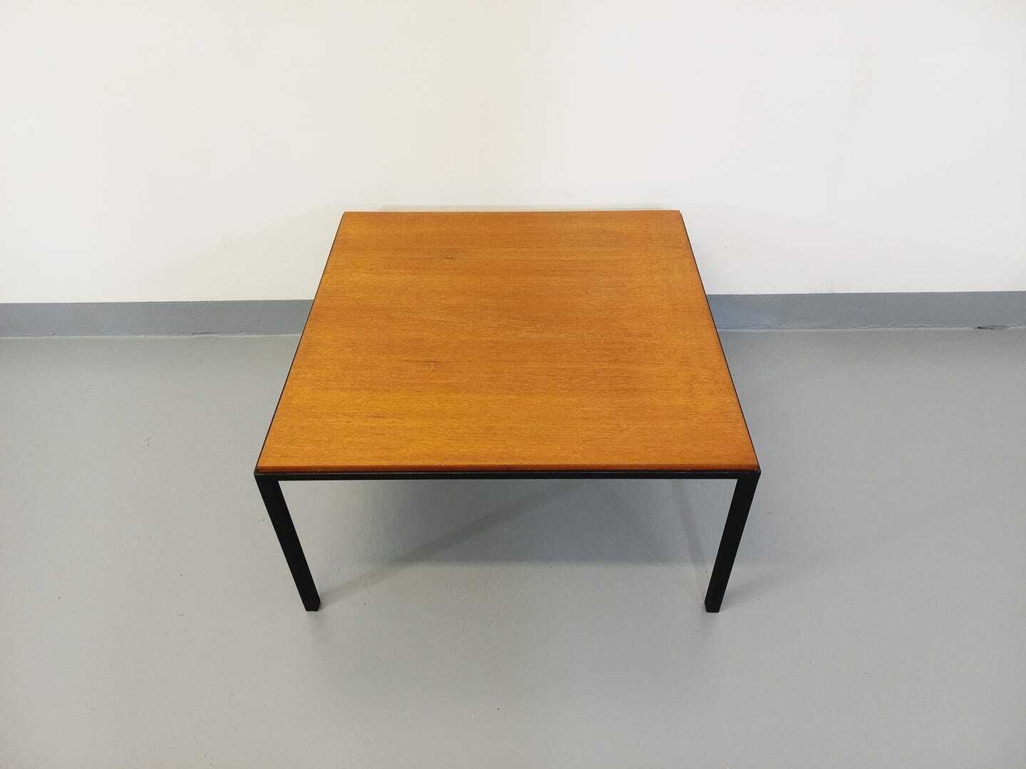 Table basse moderniste carrée en teck et métal photo for sale