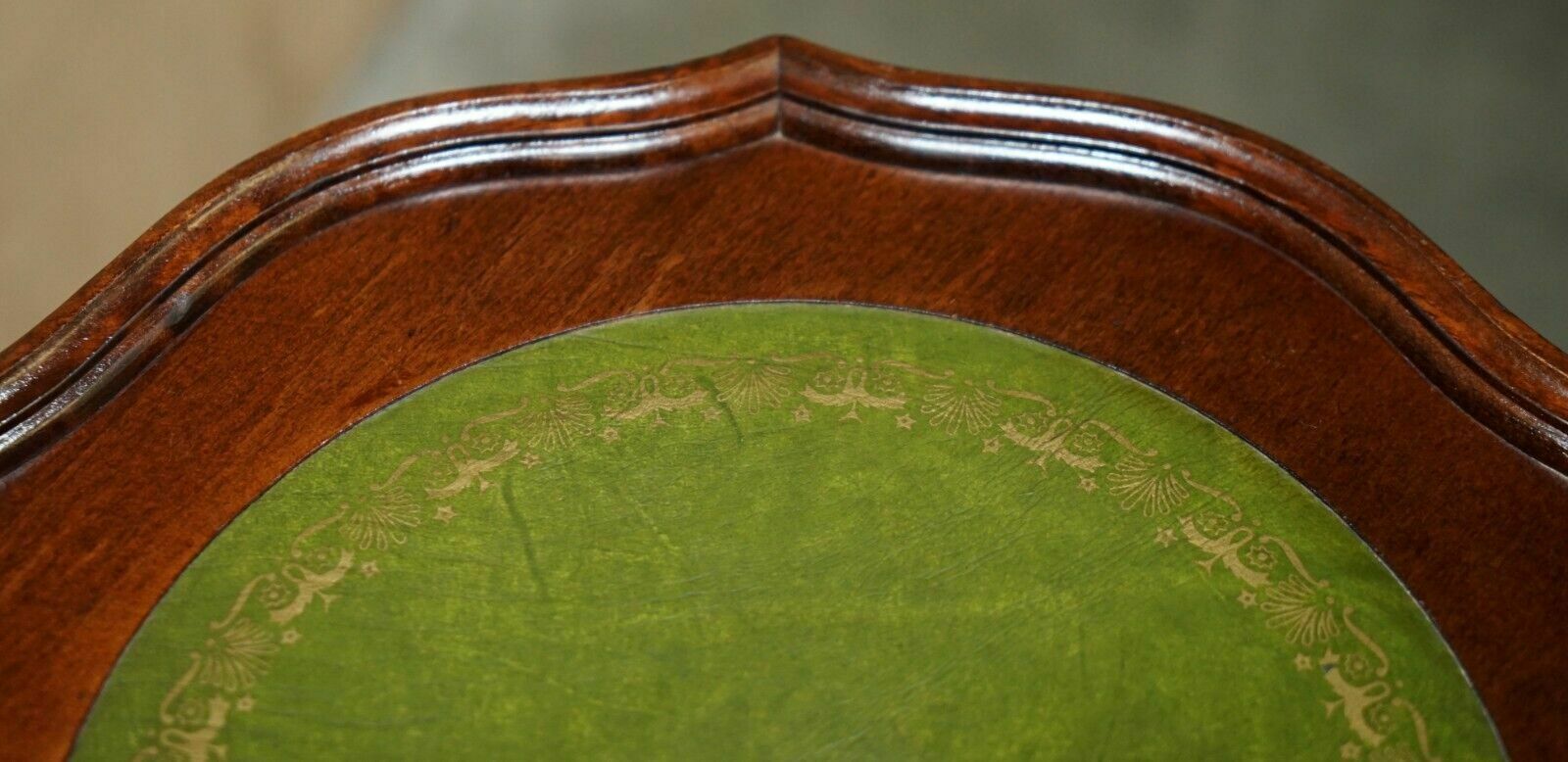 photo vintage Pie Crust British Racing Green Leather Gold Leaf Tripod Side End Lamp Wine Table