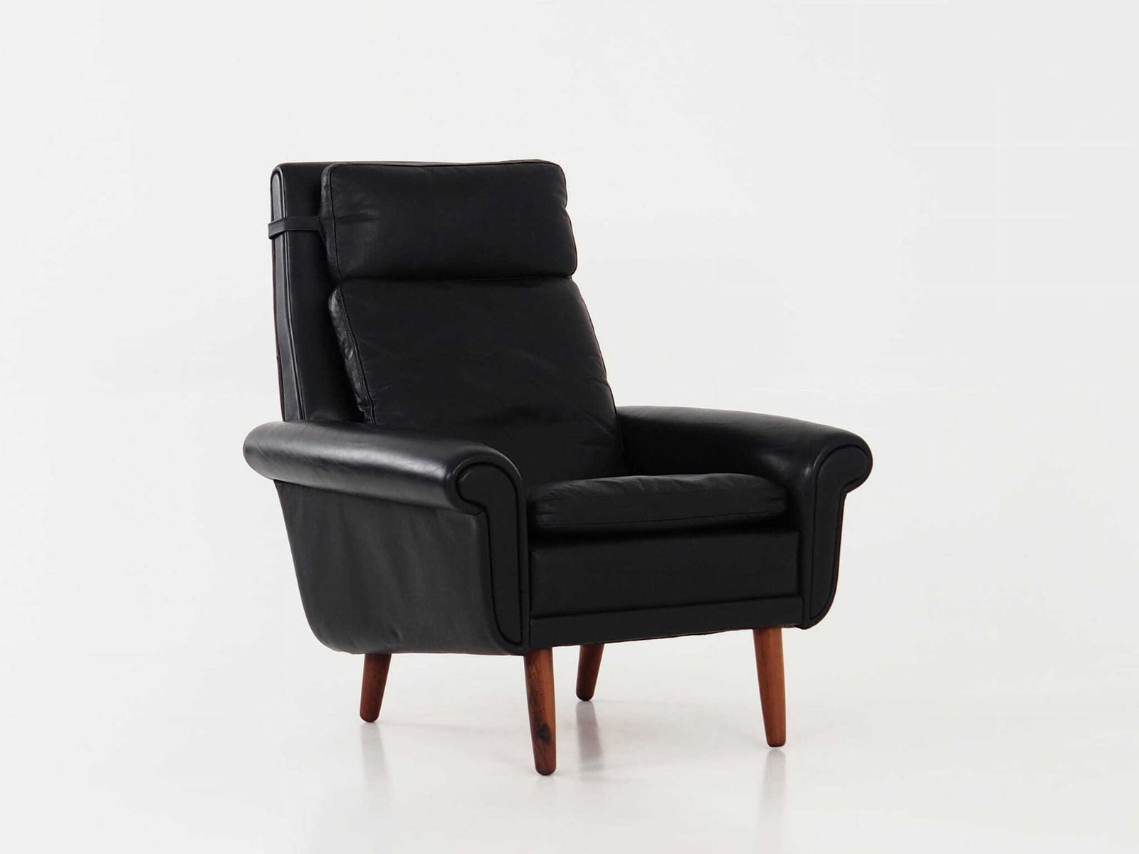 Zwarte leren fauteuil, Deens design, jaren 1970, productie: Denemarken photo vinterior