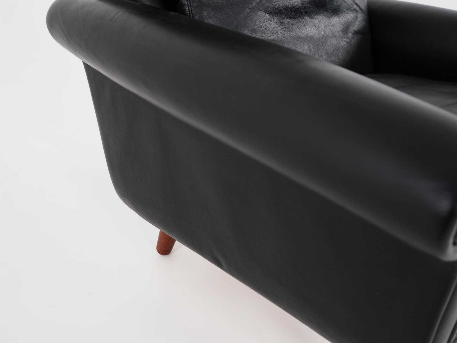 photo vinterior Zwarte leren fauteuil, Deens design, jaren 1970, productie: Denemarken