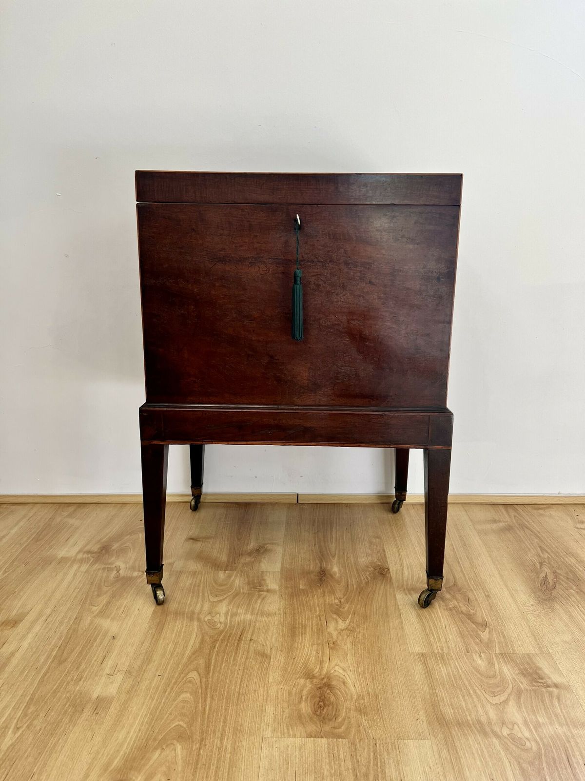 Antique George III Quality Mahogany Callarette