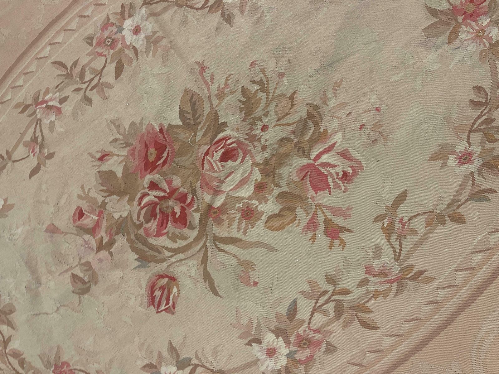 Handgemaakt Aubusson-tapijt 1980 Frans tapijt vintage roze en beige wollen vloerkleden photo vinterior