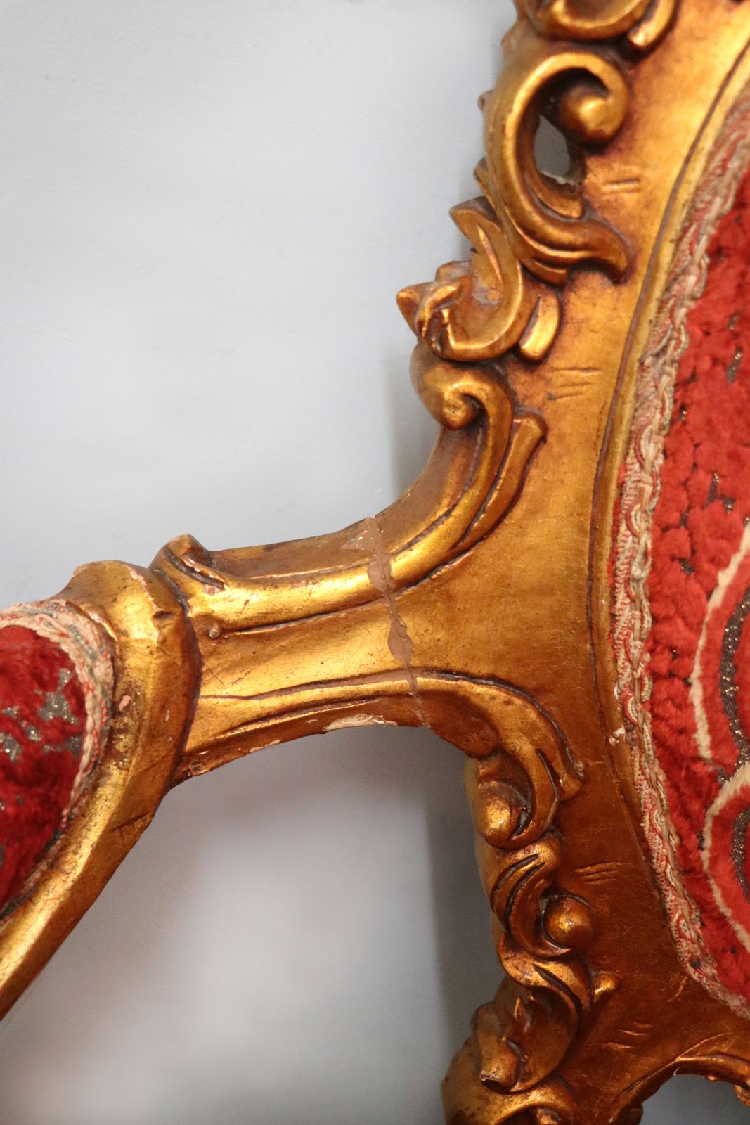 photo vinterior A Lovely French Giltwood Framed Sofa In The Louis XVI Style.