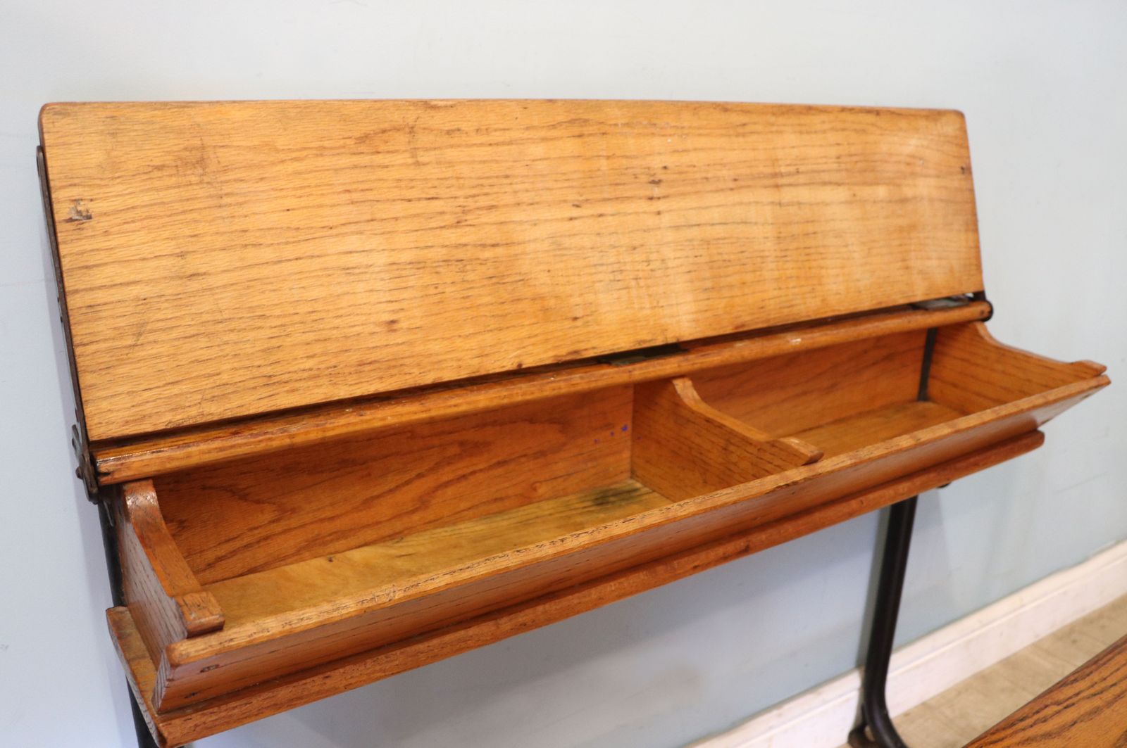 photo vintage A Wonderful Early 20th Century Oak And Iron Framed School Desk And Integral Chair.