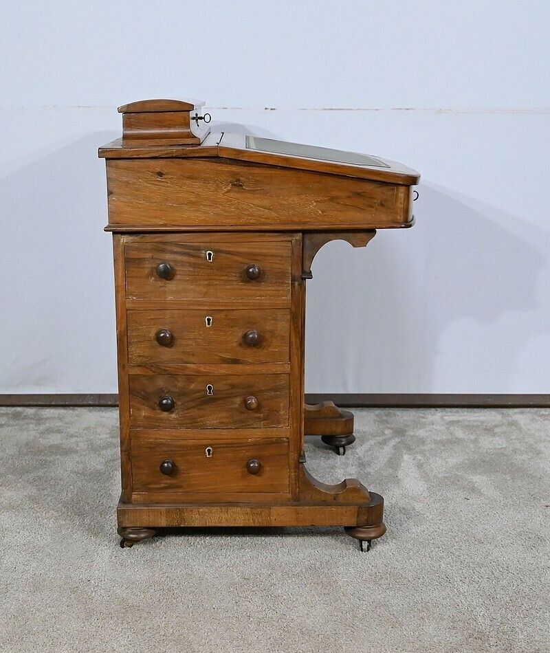 photo vinterior Victorian Davenport Walnut Desk, England – 19th Century