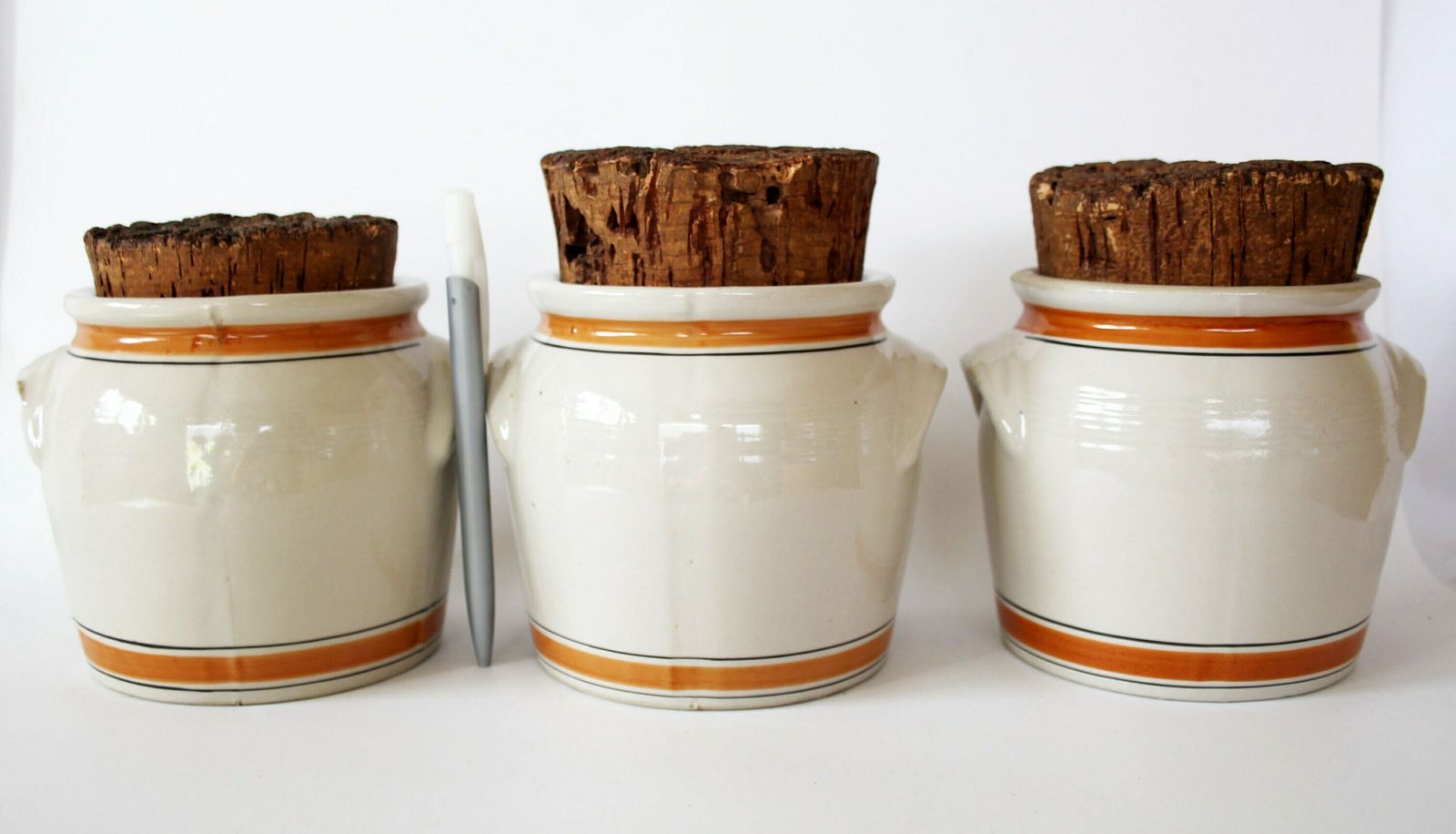 Drie Vintage Franse Lml Limoges Zoutgeglazuurde Keramische Potten – Steengoed Keukenpotten, Aardewerk Voorraadpotten Met Kurken Deksel, Landelijke Stijl photo for sale