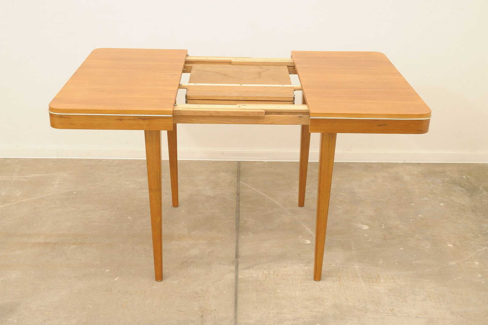 Volledig Opgeknapt Inklapbare Eettafel Van Jitona, Ca. Jaren 1960, Tsjecho Slowakije photo for sale