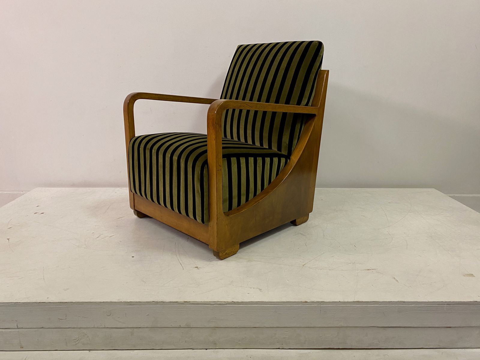 photo vintage 1930s Dutch Armchair In Striped Velvet