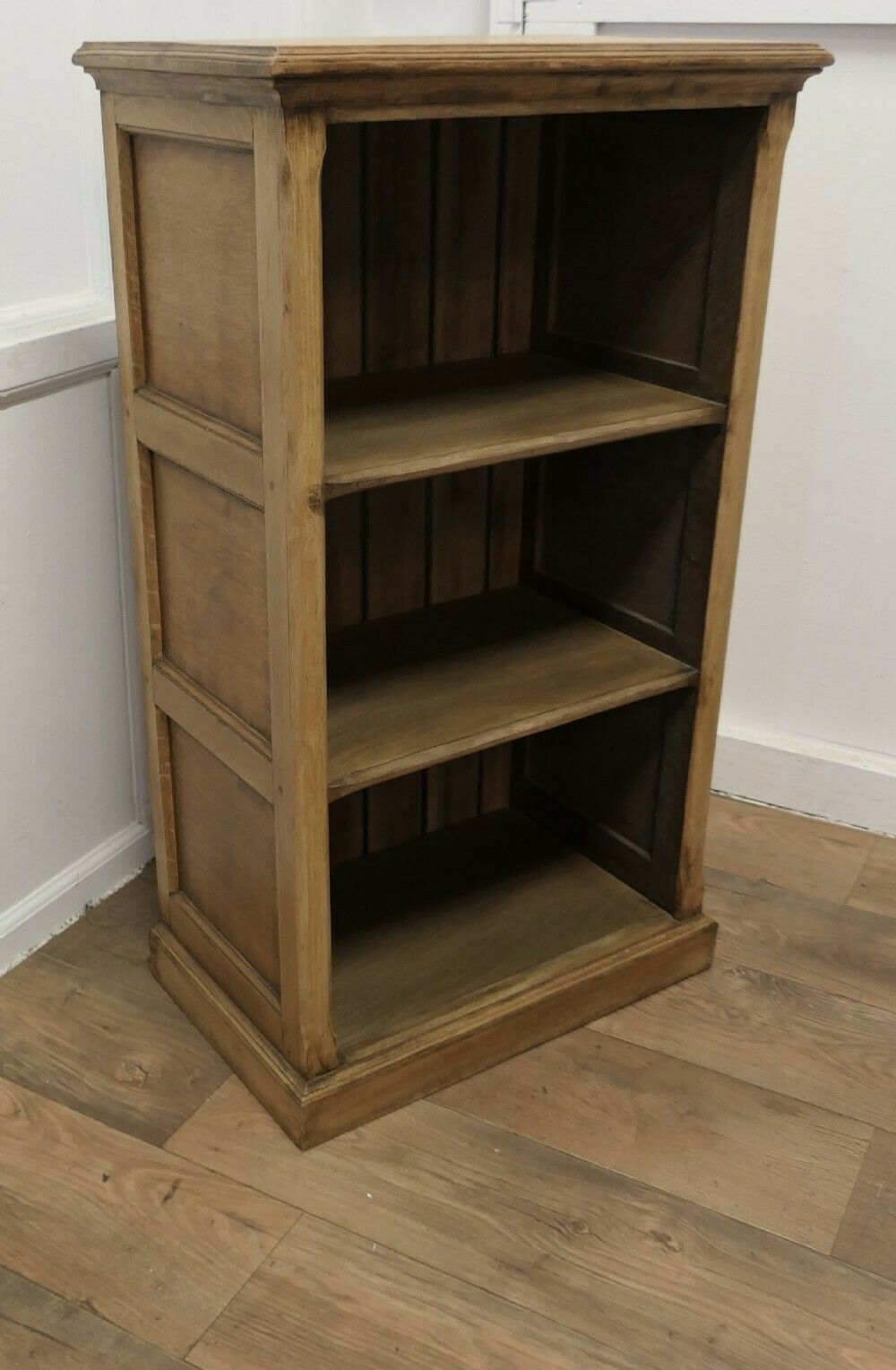 A Superb Arts And Crafts Golden Oak Open Shelves