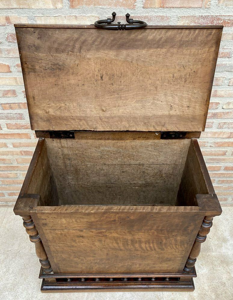 photo furniture Begin 20e Eeuwse Franse Handgesneden Houten Kist