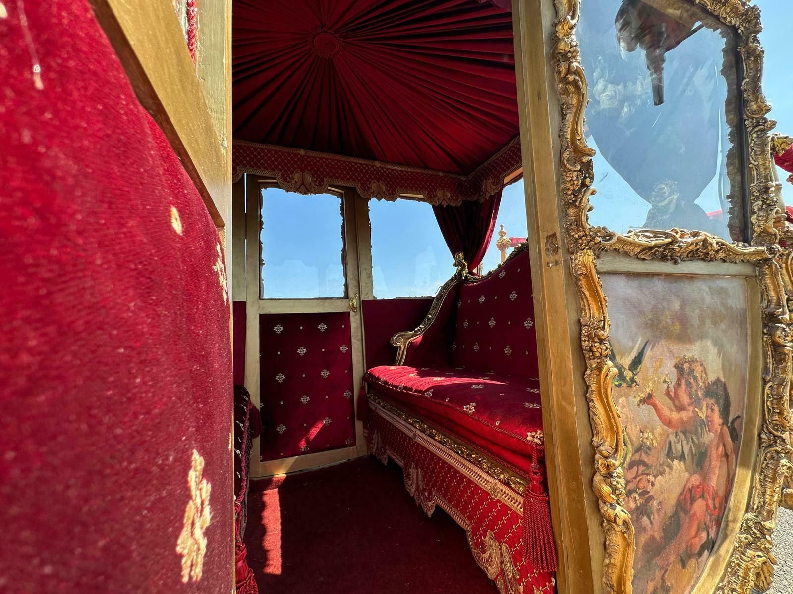 photo vinterior One Of A Kind, Royal Carriage, Very Rare Opportunity