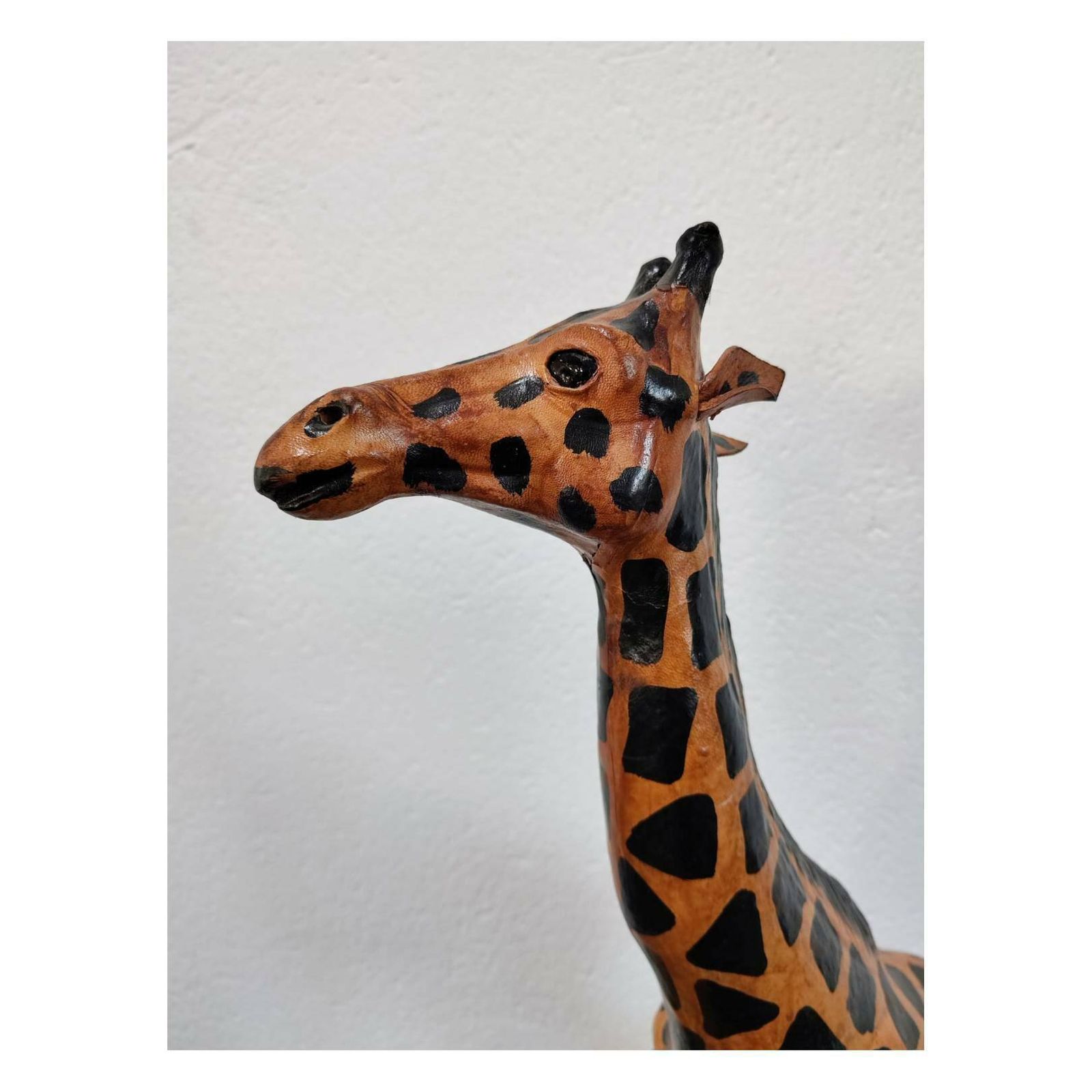 Leather Giraffe Figurine // Painted Leather Giraffe Sculpture// Mid Century Modern Giraffe Sculpture // Made In England In 1950s photo vinterior