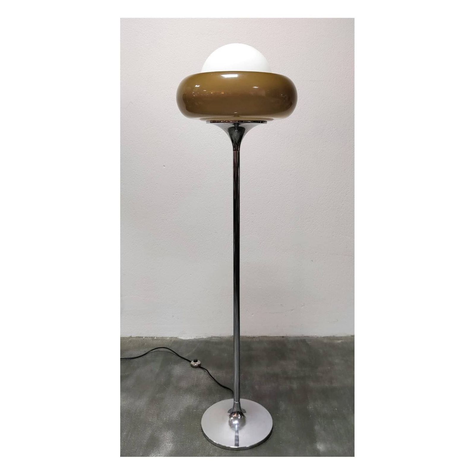 Large Tulip Floor Lamp By Harvey Guzzini Studio // Guzzini Floor Lamp // Guzzini For Meblo // Made In Yugoslavia photo for sale