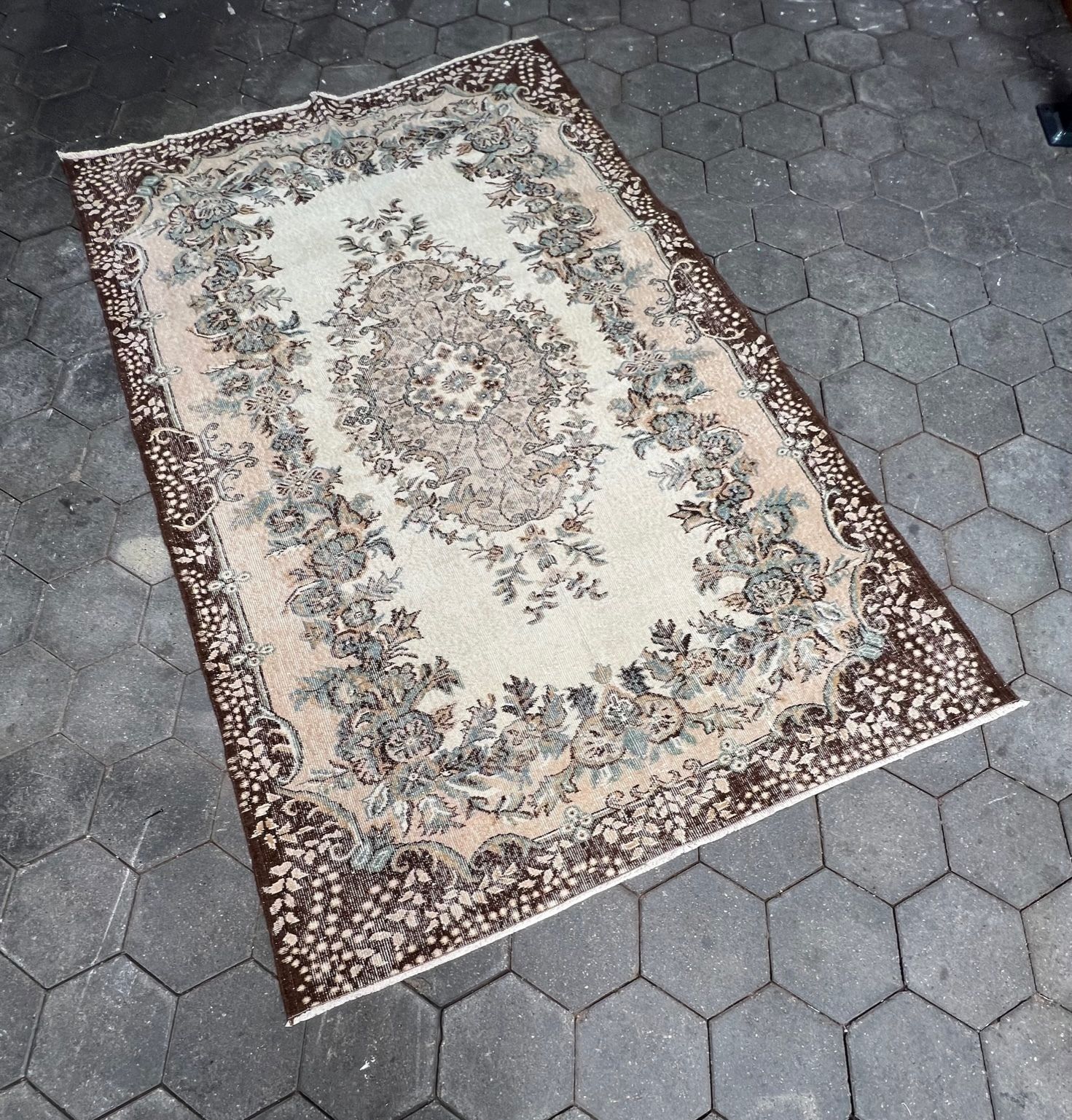 Beige Groen Vintage Yuruk Vloerkleed 252 X 138 Cm – Beige Green Vintage Yuruk Rug 252 X 138 Cm, 1960s photo furniture