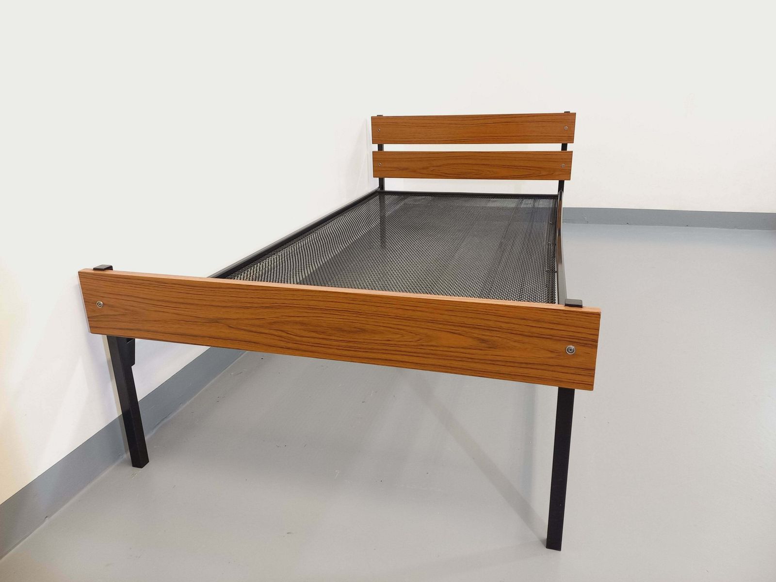 Lit en métal et formica moderniste, années 1960 photo for sale