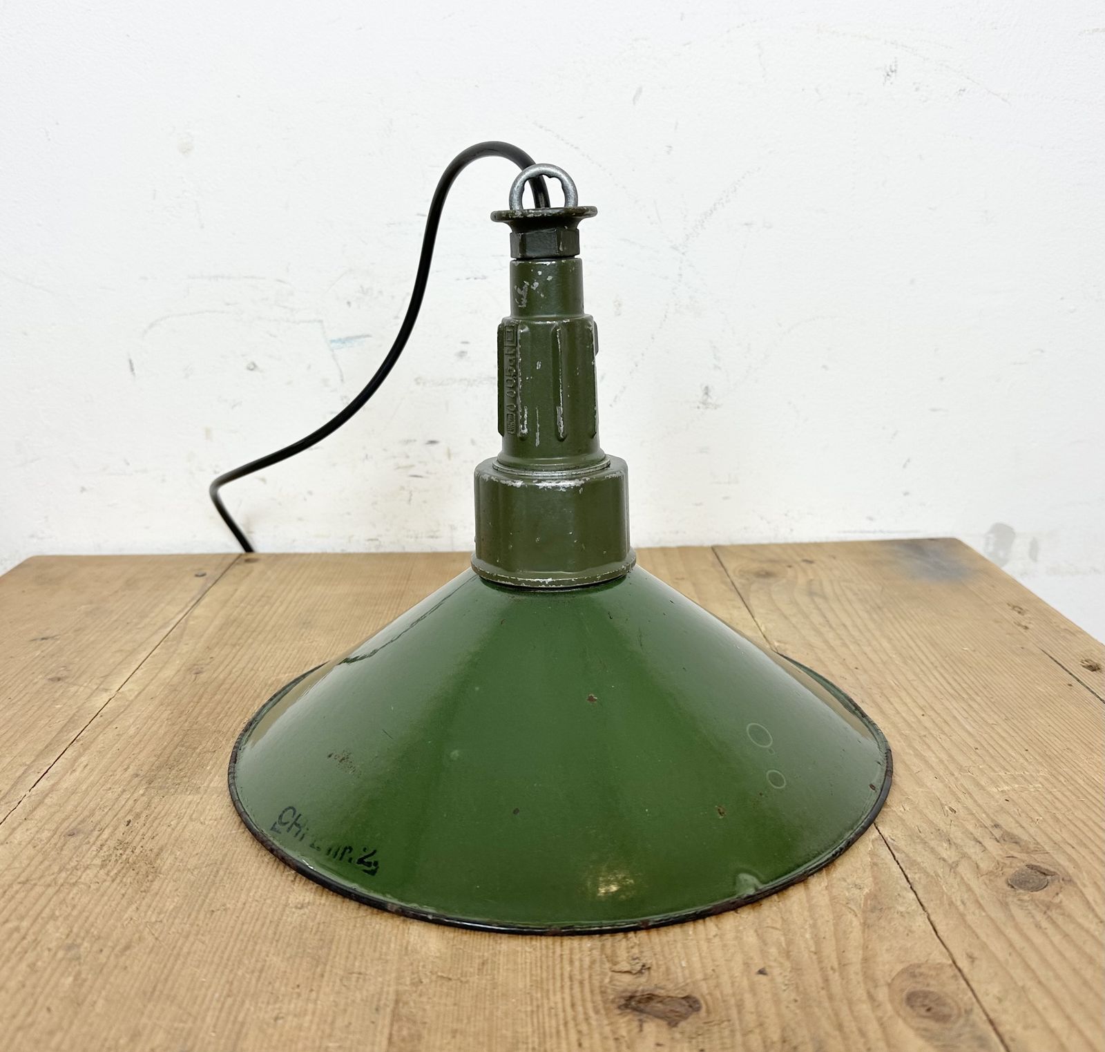photo vinterior Industrial Green Enamel Military Pendant Lamp With Cast Aluminium Top, 1960s, 2x