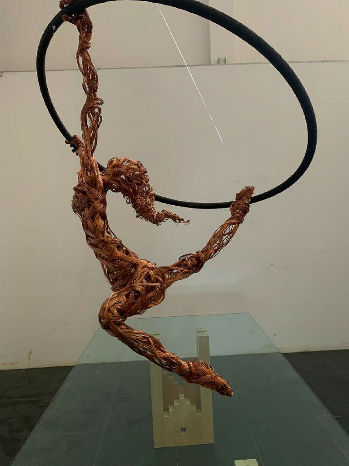 Maria Vittoria Urbinati, Acrobat Woman, Copper Wire Sculpture, 2010 photo furniture