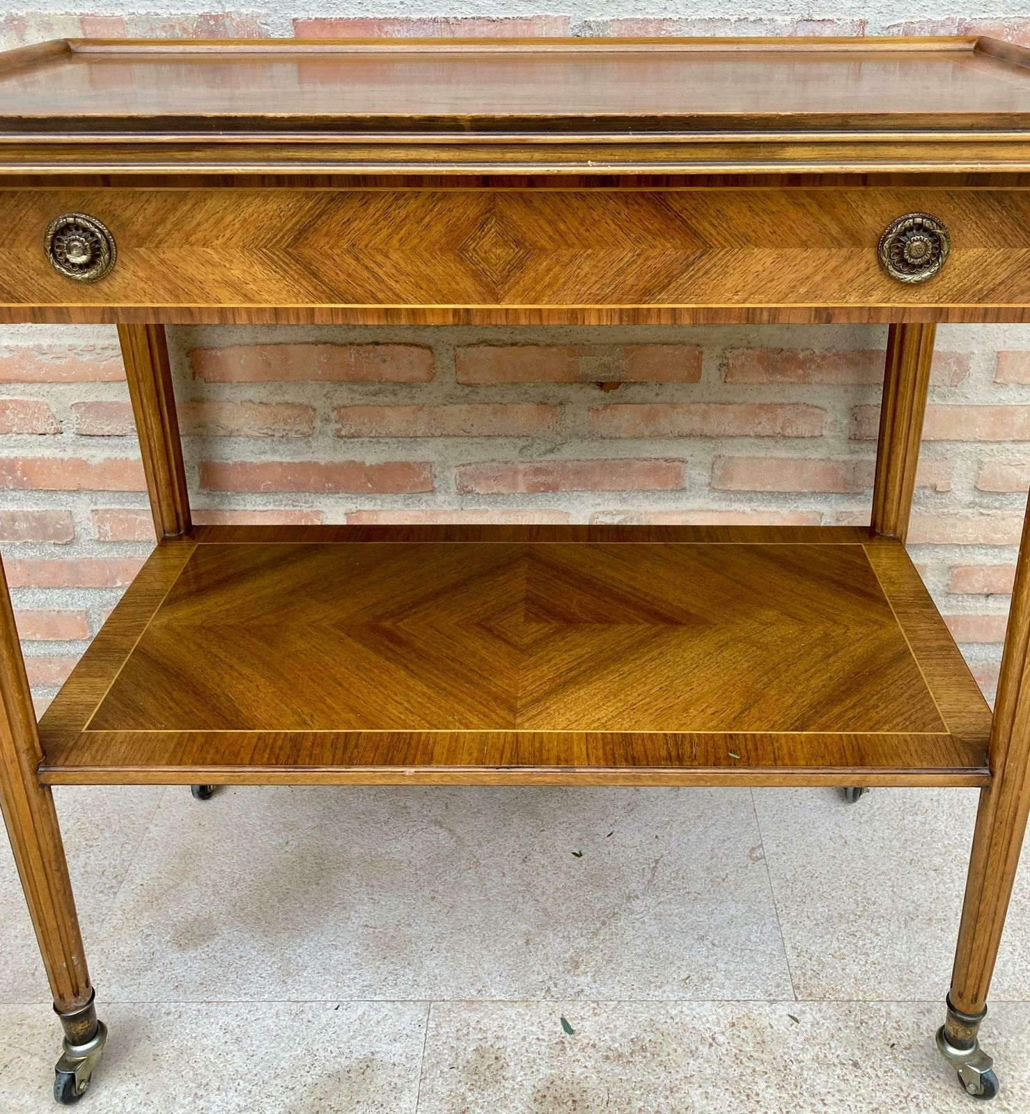 Table d'appoint néoclassique française en marqueterie, un tiroir et roulettes, années 1940 photo for sale