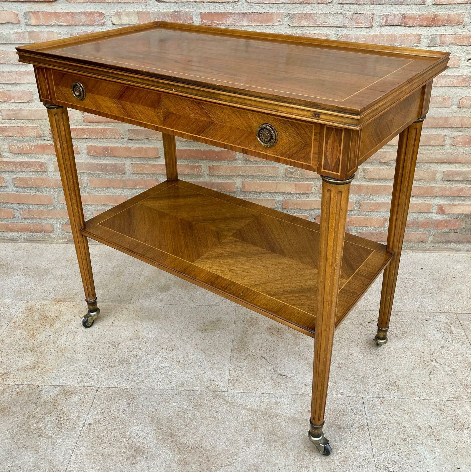 Table d'appoint néoclassique française en marqueterie, un tiroir et roulettes, années 1940 photo vinterior