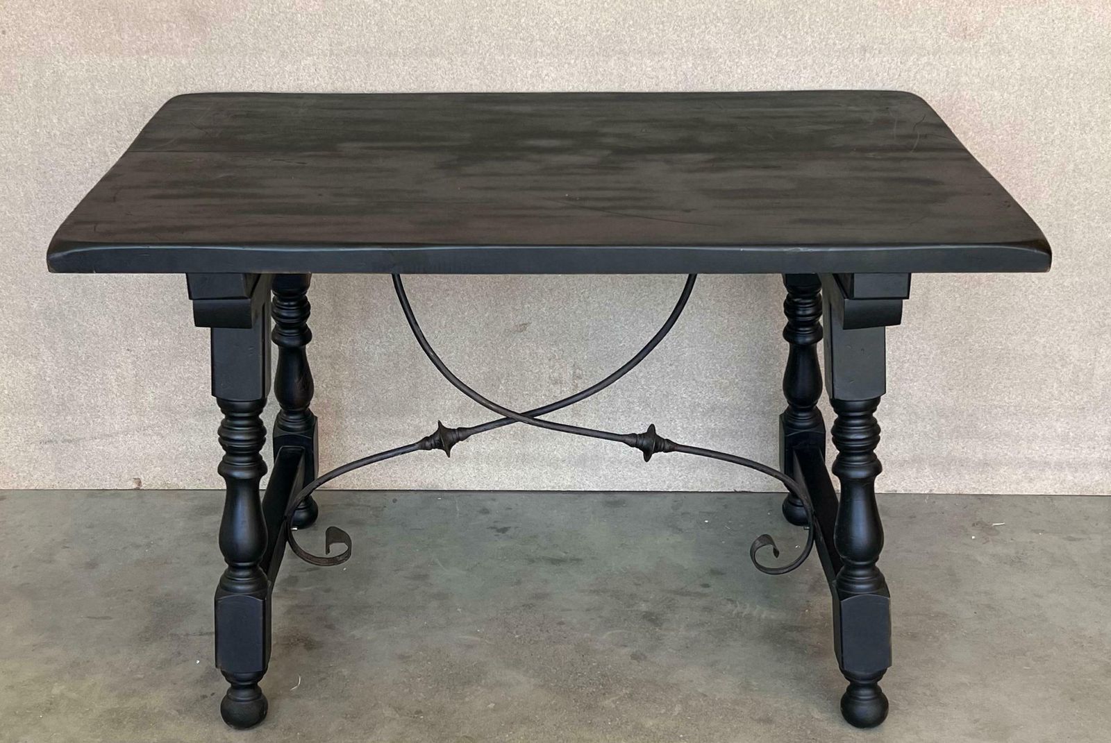 Table à manger ou de bureau Fratino espagnole en noyer, avec entretoise en fer, fin du XIXe siècle photo Mobilier