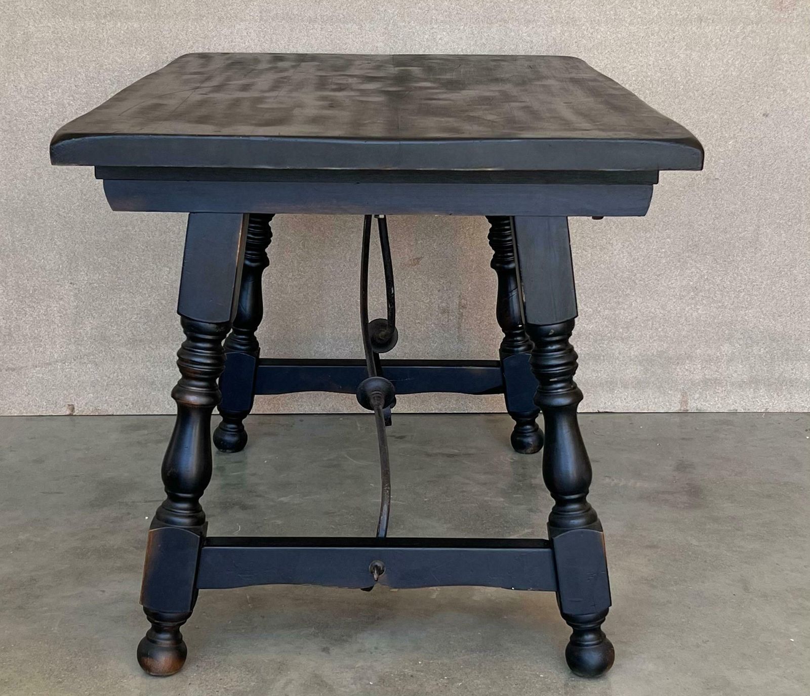Table à manger ou de bureau Fratino espagnole en noyer, avec entretoise en fer, fin du XIXe siècle photo vintage