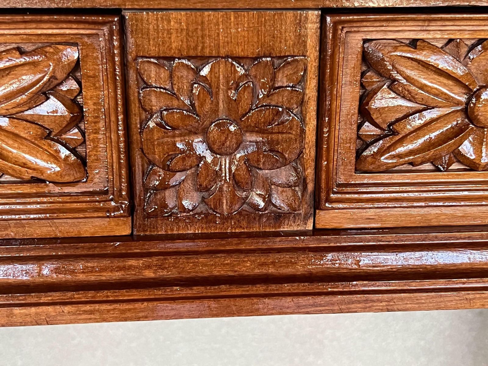 Console espagnole sculptée du début du XXe siècle à deux tiroirs photo vintage