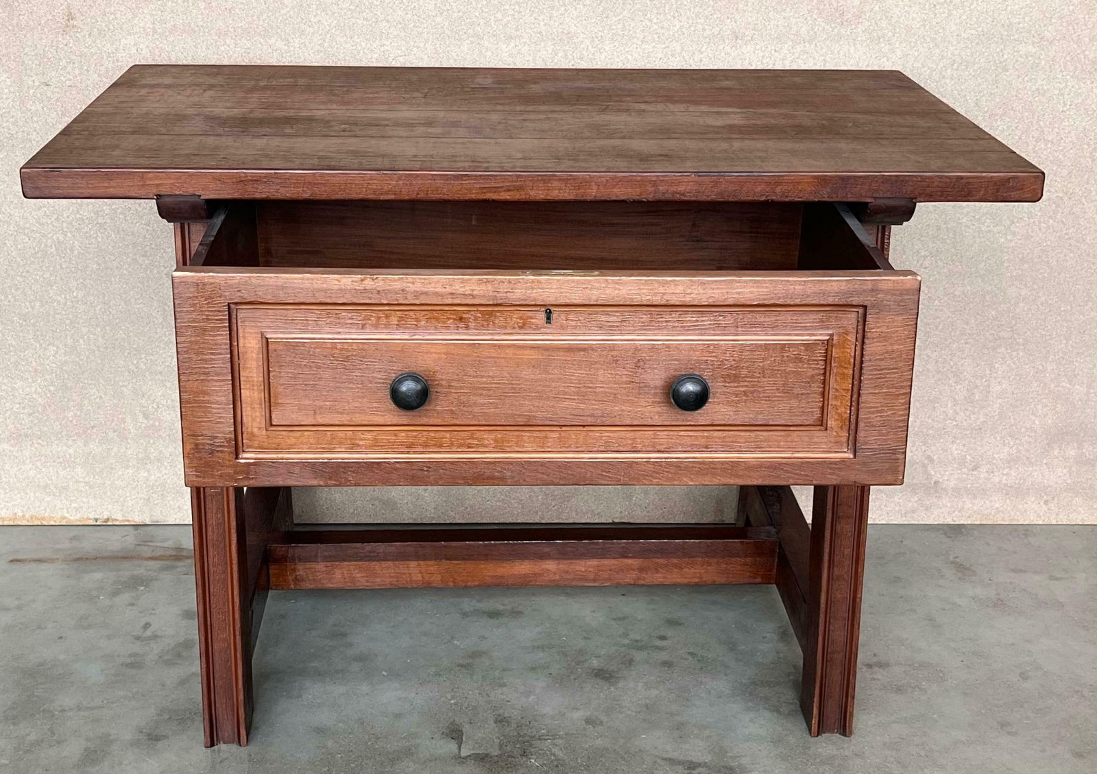 Table d'appoint rustique artisanale des Pyrénées, fin du XIXe siècle photo vinterior