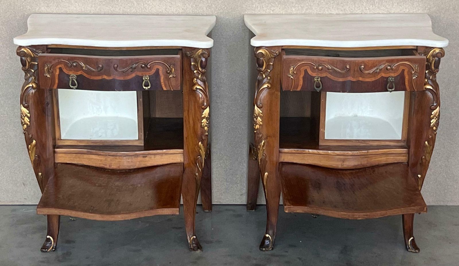 Tables de chevet ou tables d'appoint Louis XV en marqueterie, plateau en marbre photo Mobilier