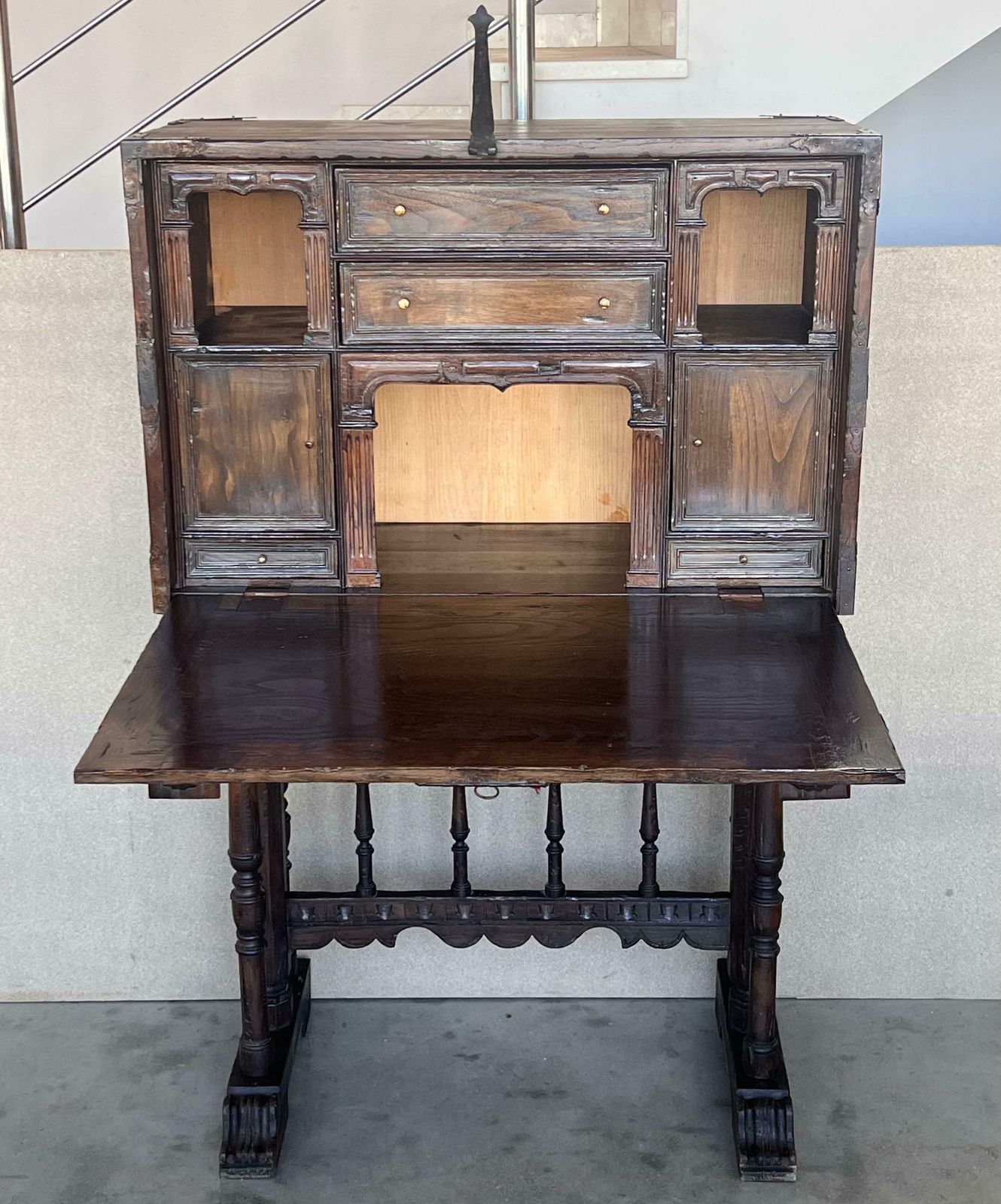 Cabinet bargueño espagnol sur piédestal en noyer, XVIIe siècle photo buy