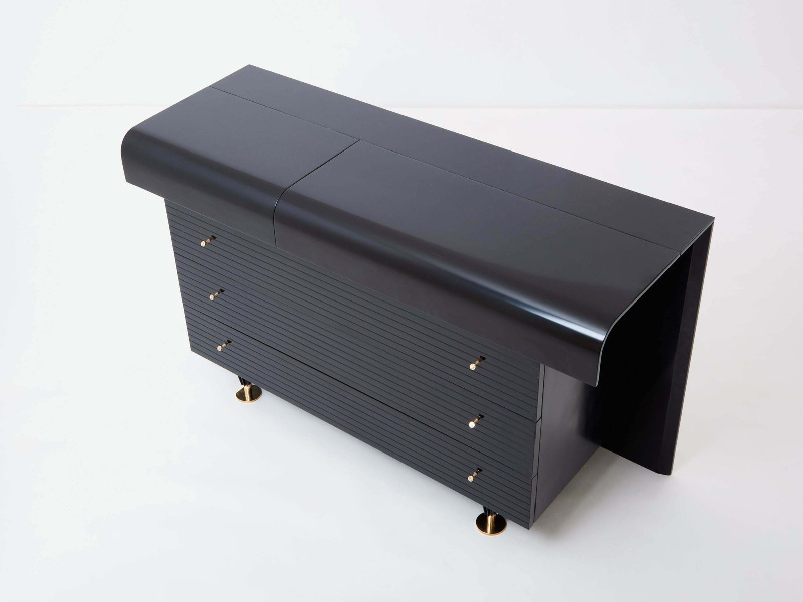 10401.93 Commode Pierre Cardin laquée noire et laiton, années 1980 photo