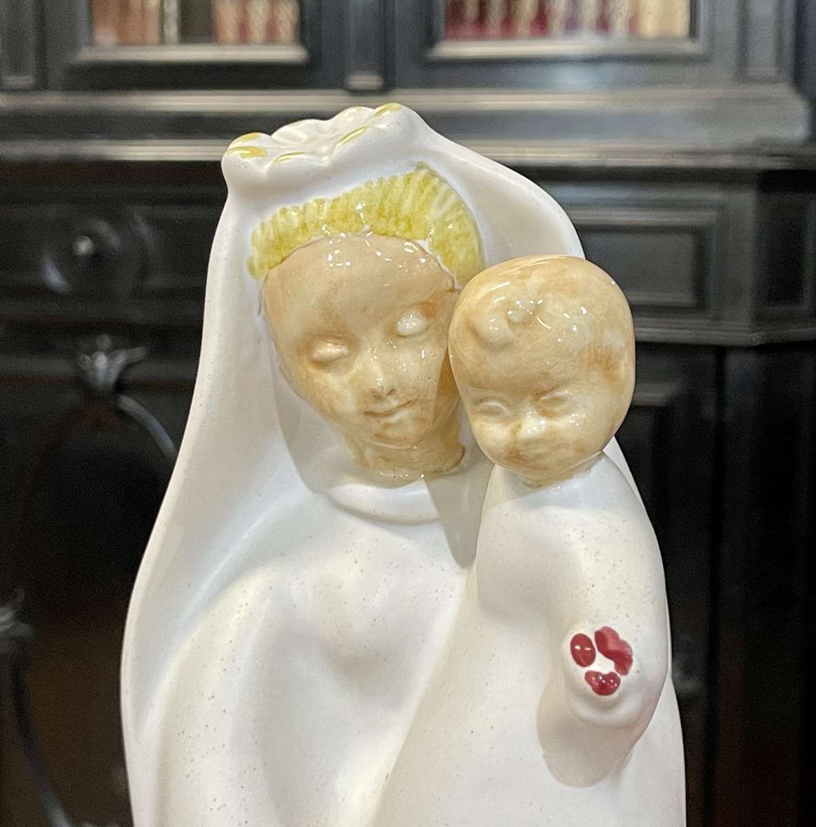 photo vintage Quimper Earthenware Virgin And Child With Ivory Background By Bel Delecourt (1915   2017)