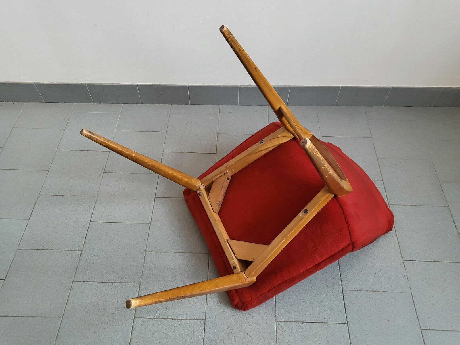 photo furniture Vintage Stoel 1950 – Kompaspoten – Rode Moumoutte Stof – 50s – Jaren 1950 – Rockabilly