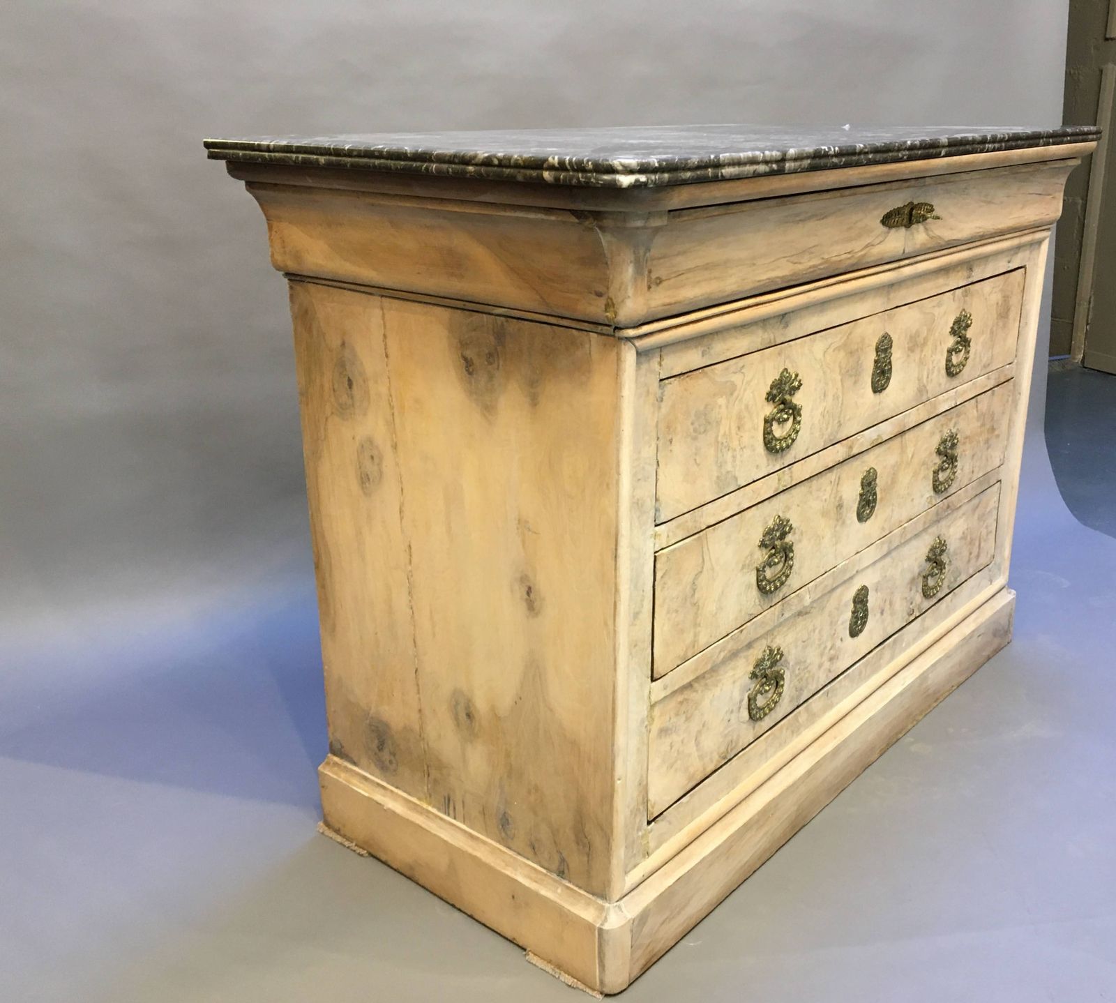 photo vintage French Commode Chest Of Drawers