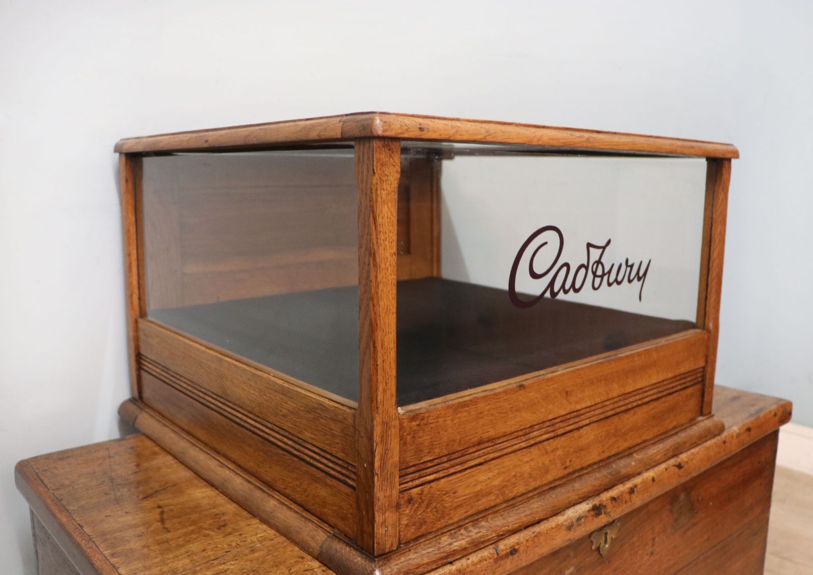 photo vintage A Lovely Early 20th Century Oak Countertop Display Cabinet, Later Sign Written For Cadburys Chocolate.