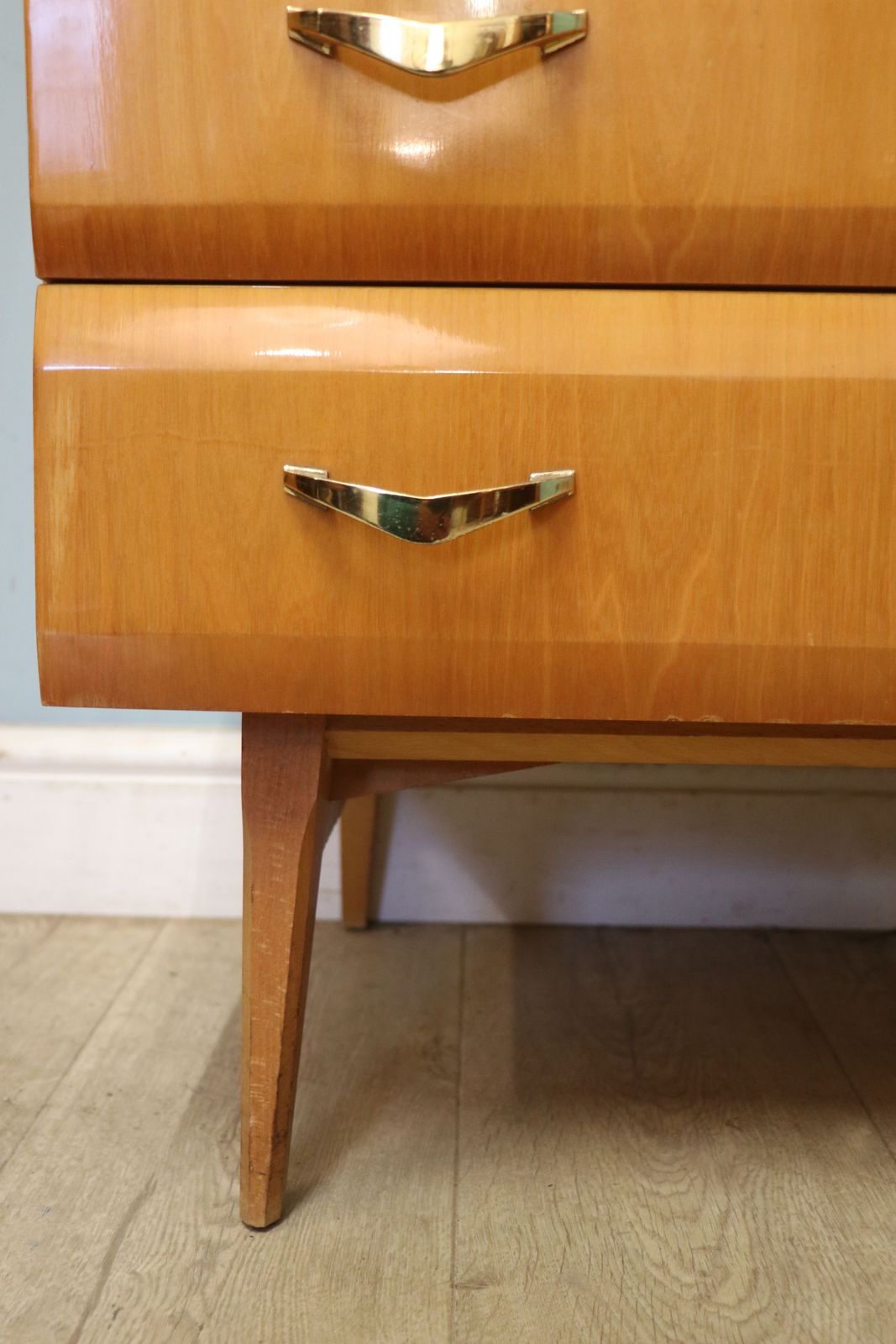 photo vintage A Superb Teak Veneered Chest Of Drawers By Meredew.