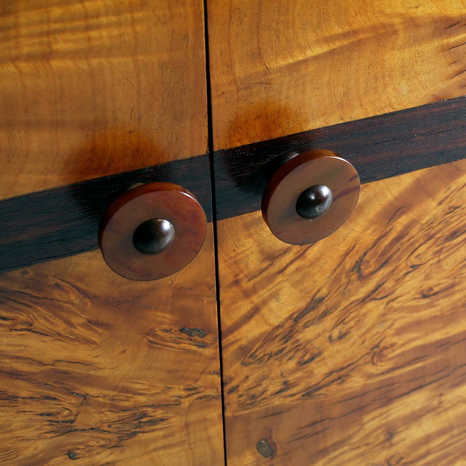 1930s Italian Art Deco Sideboard Buffet In Burl Elmwood By Osvaldo Borsani For Atelier Di Varedo photo vinterior