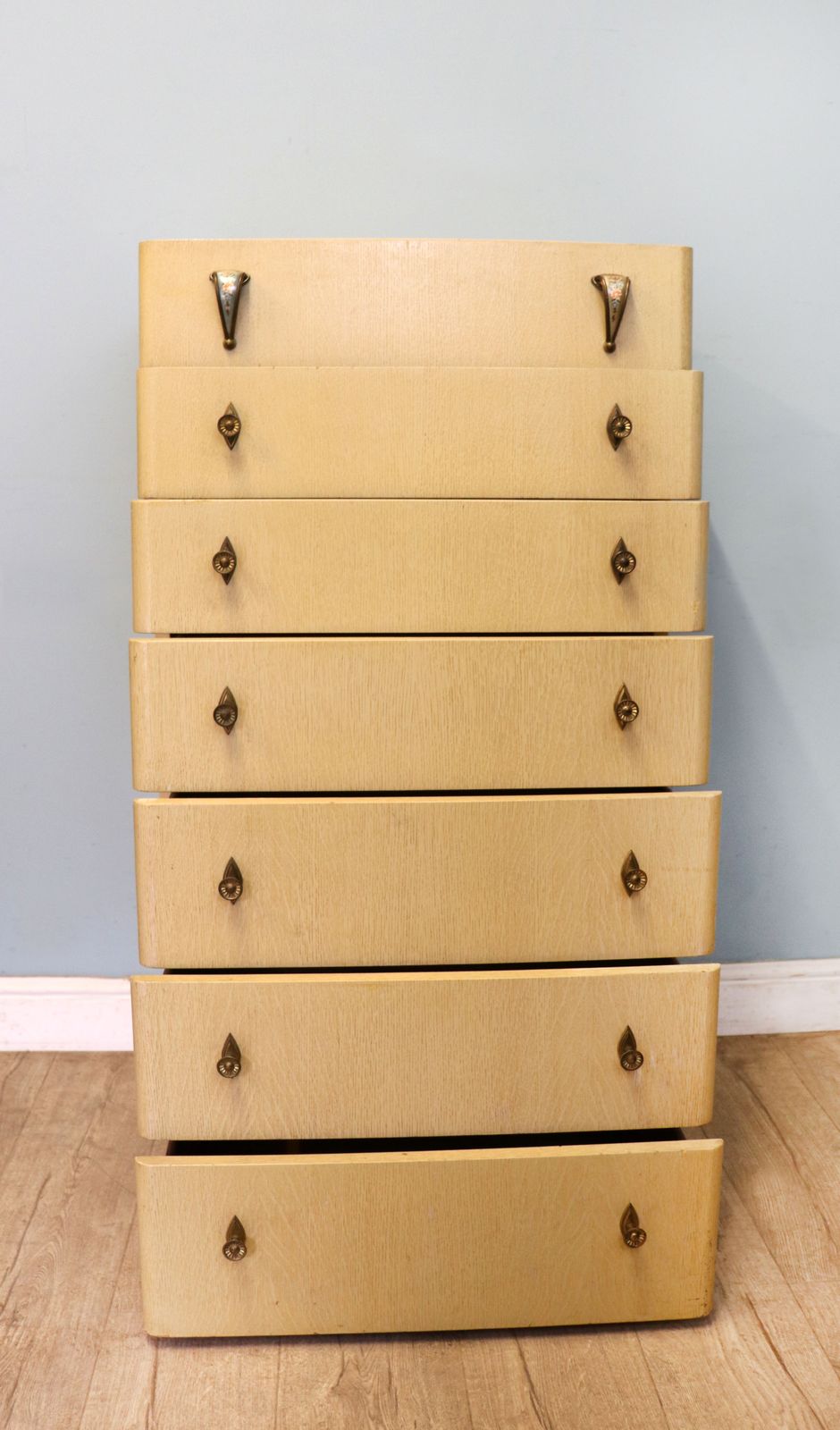 A Lovely Mid Century Blond Oak Veneered Chest Of Seven Drawers. photo vinterior