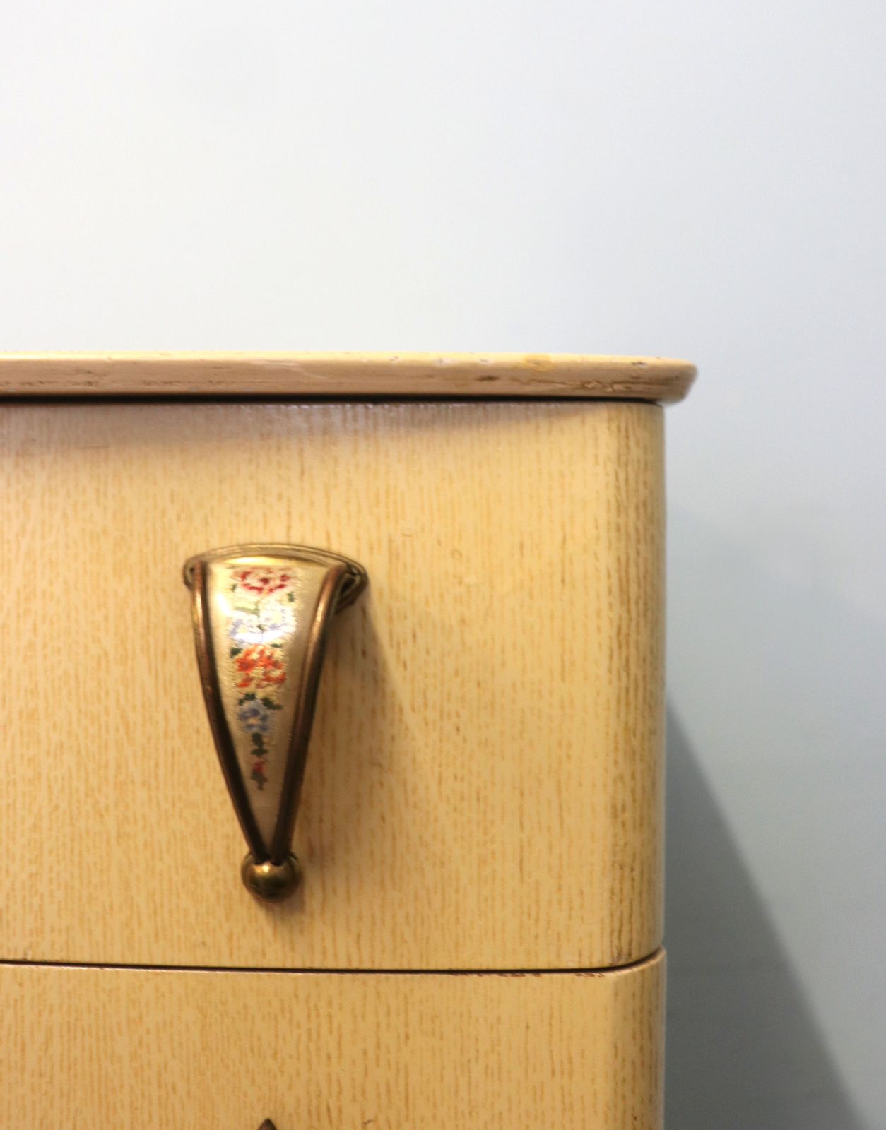A Lovely Mid Century Blond Oak Veneered Chest Of Seven Drawers. photo buy