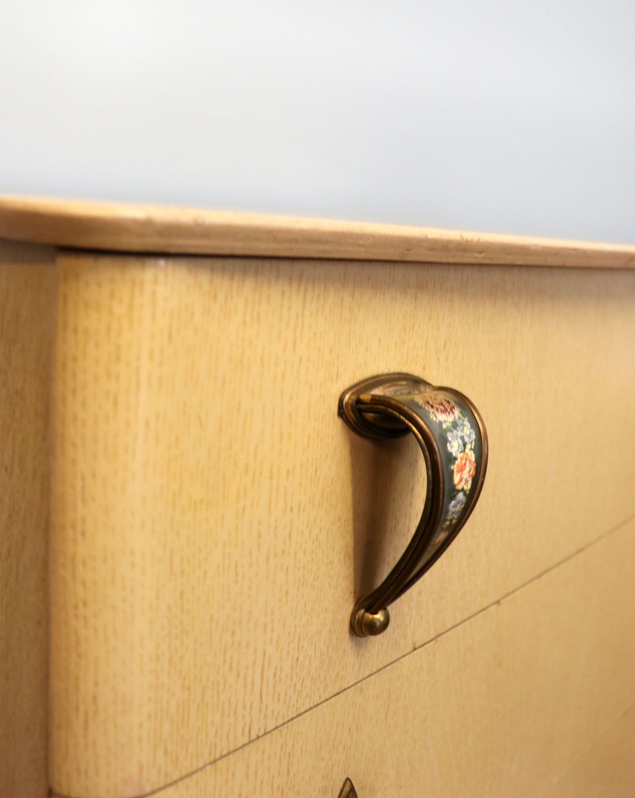 A Lovely Mid Century Blond Oak Veneered Chest Of Seven Drawers. photo vintage