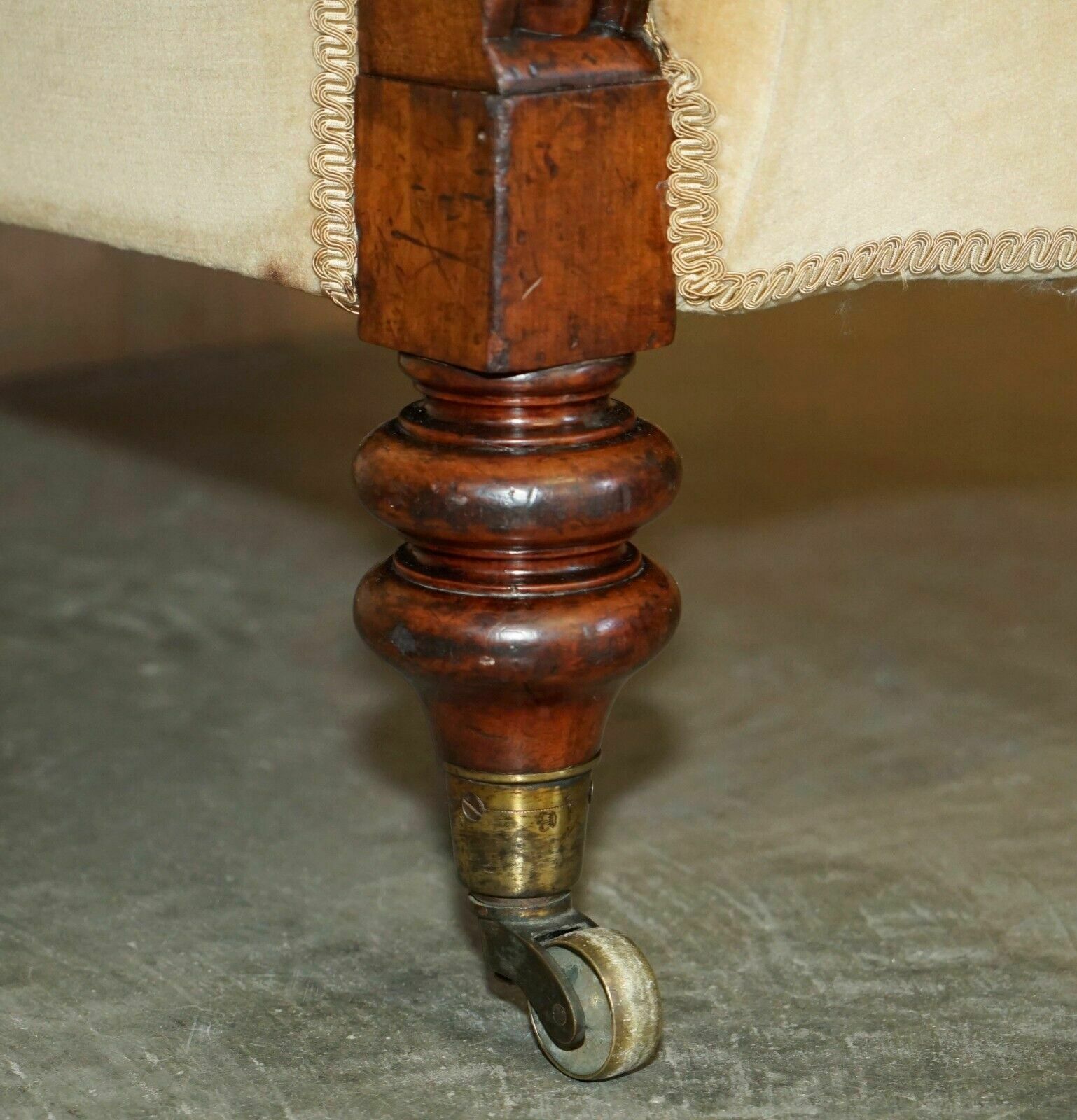 photo vintage Important Pair Of Royal Stamped Johnstone & Jeanes Crown Estate Made Armchairs