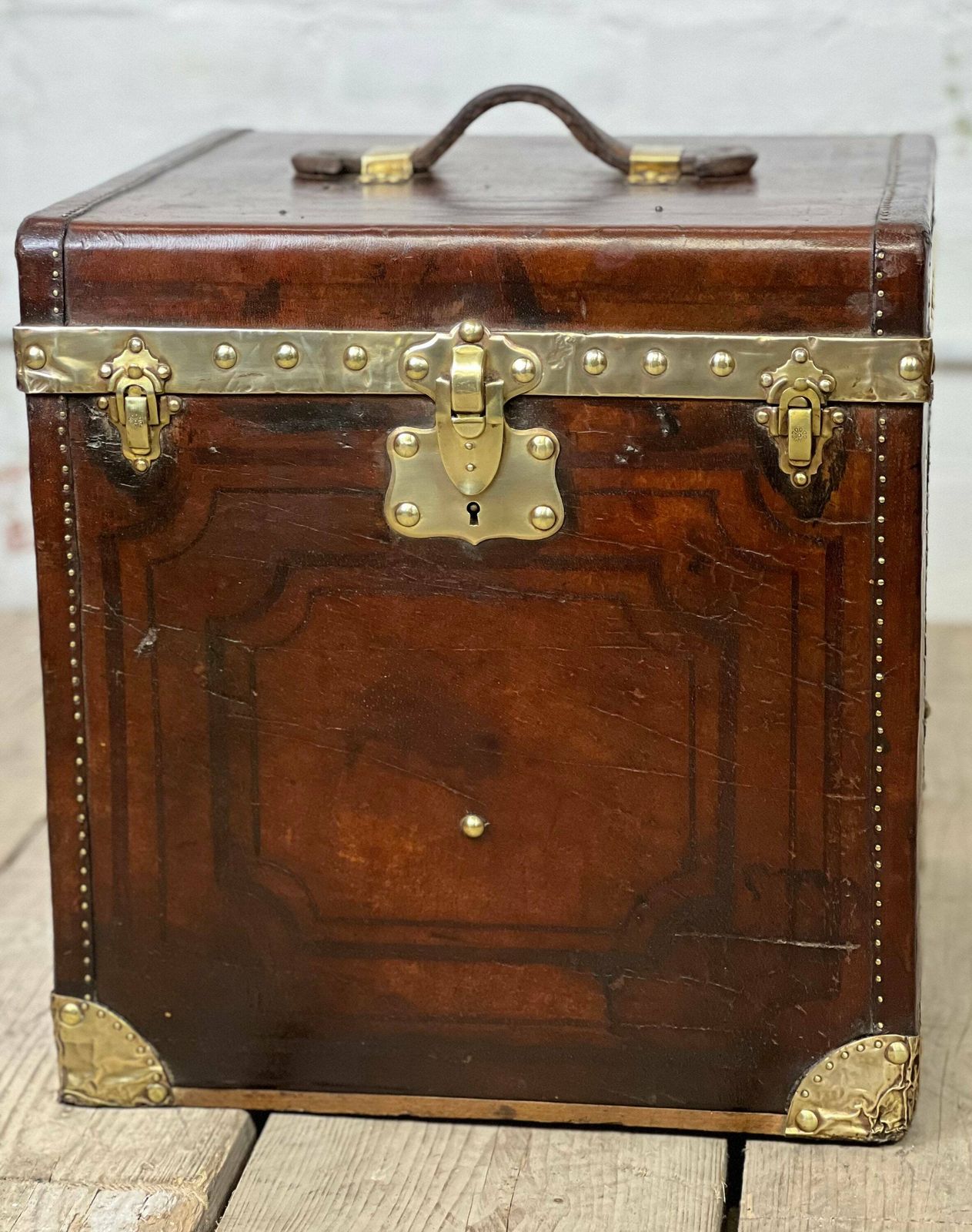 Antique Leather Hatbox Trunk, Brass Bound Chestnut Brown Hatbox Trunk , Luxury Luggage photo vinterior
