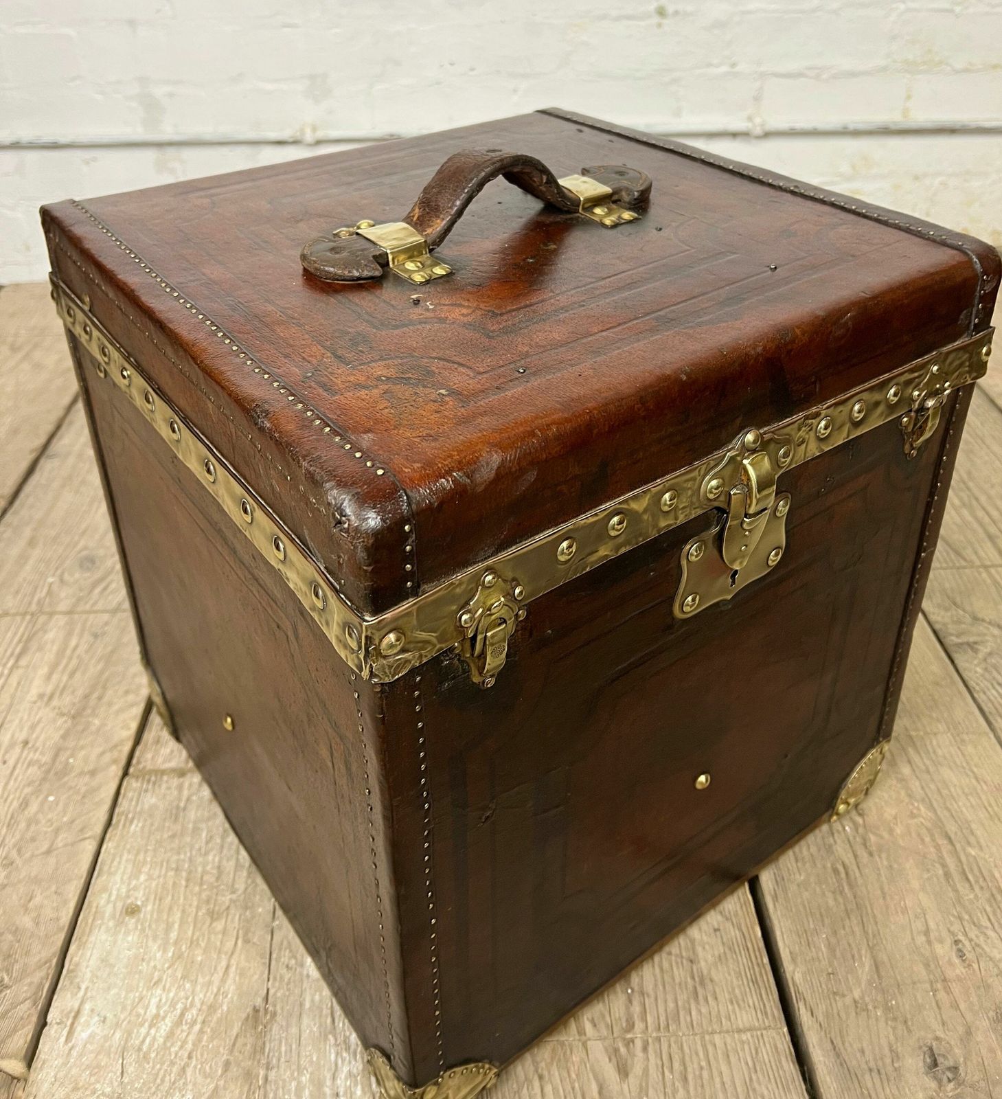 photo furniture Antique Leather Hatbox Trunk, Brass Bound Chestnut Brown Hatbox Trunk , Luxury Luggage