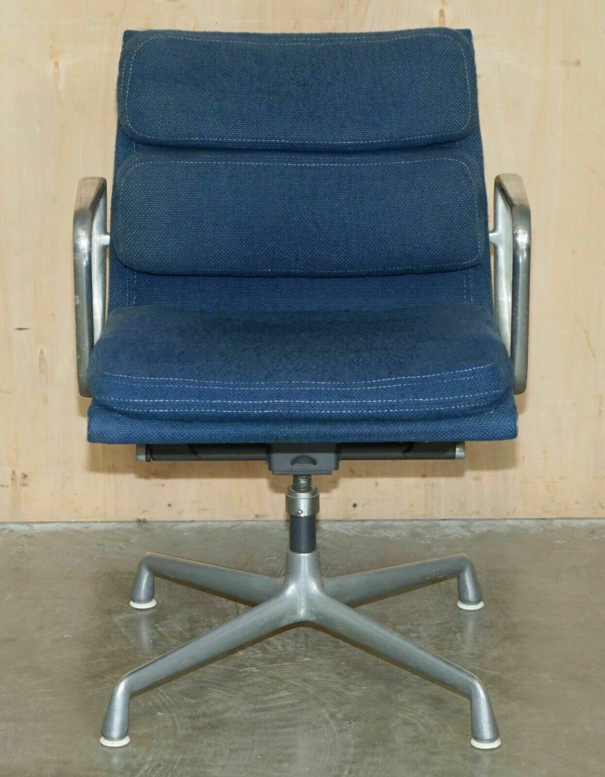 Rare Original Herman Miller Blue Linen Eames Ea217 Softpad Office Swivel Chair photo for sale