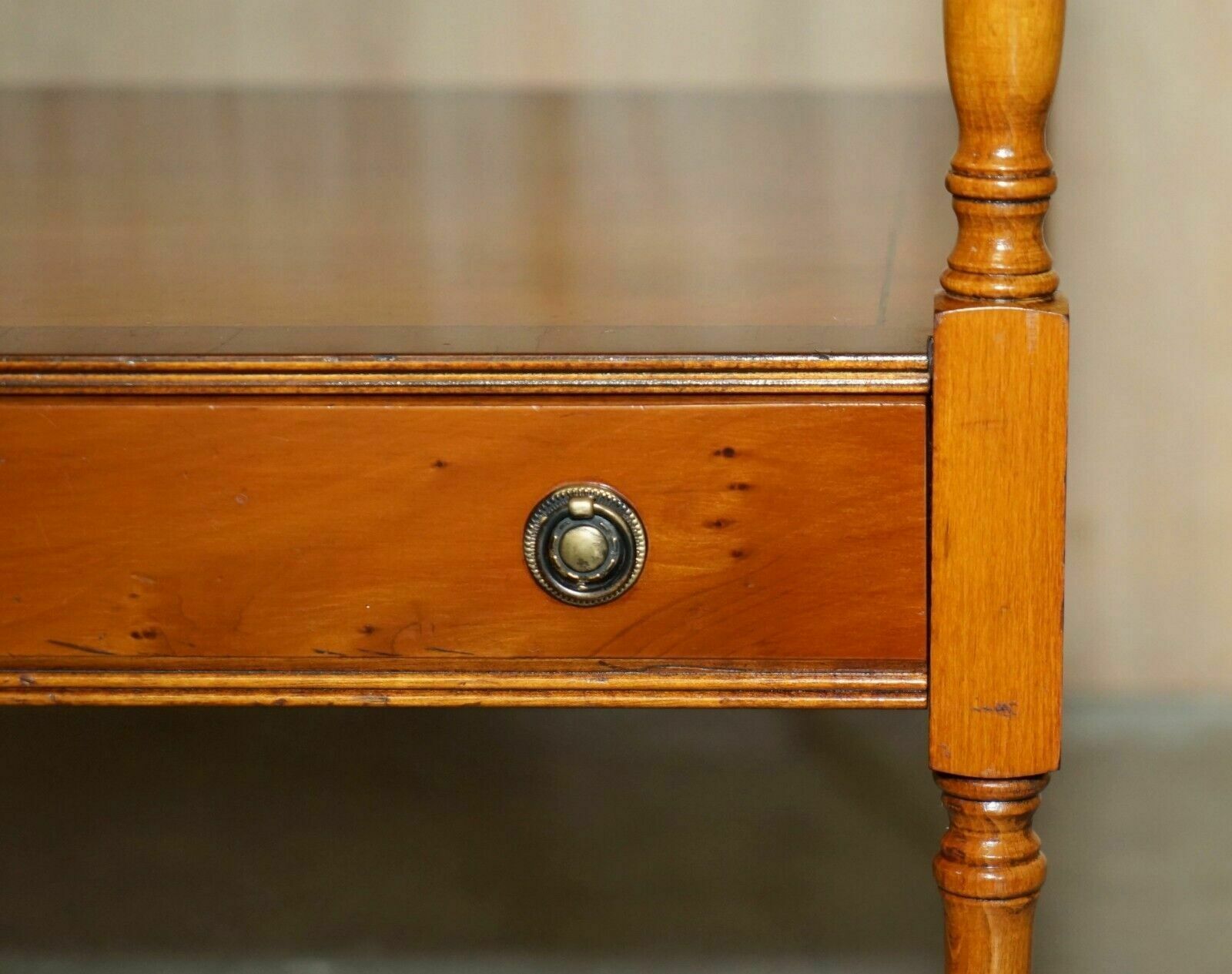 photo vinterior Bradley Furniture Stamped Flamed Mahogany Side Table With Butlers Serving Tray