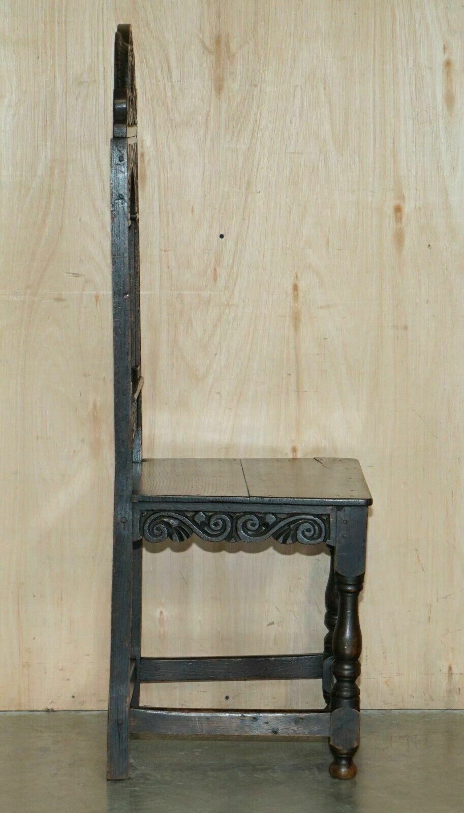 photo vintage Antique Pair Of 17th Century Jacobean English Oak Chairs From The Film Hellboy