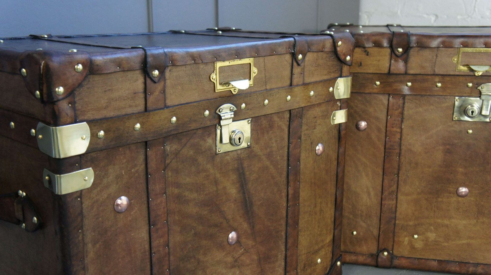 English Leather Occasional Side Table Trunks Lamp Stands Occasional Furniture Home Decor photo vintage