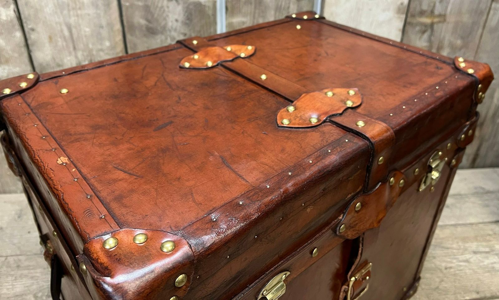 photo furniture Antique Leather Luxury Campaign Style End Table Trunk Drawing Room Home Decor Furnishings